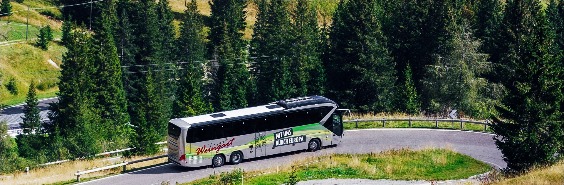 Weingart Reisebus fährt in eine Kurve
