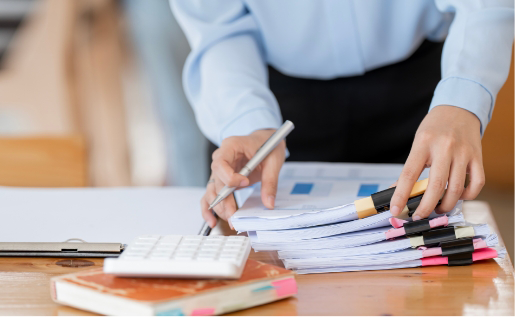 Person die Bewerbungsmappen sortiert