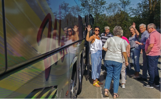 Kunden Winken zur Kamera